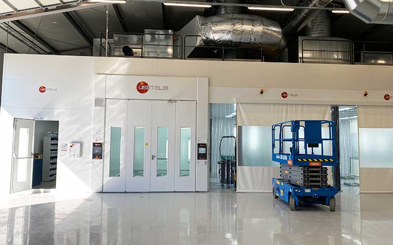USI Italia Autoklinikan maalaamoissa.