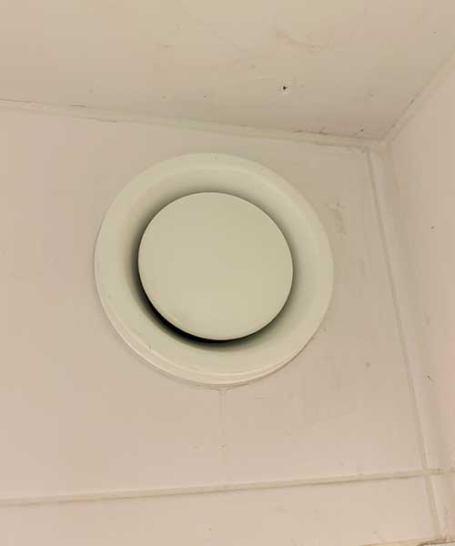 Puhdistettu ja puhdas ilmastointiventtiili.